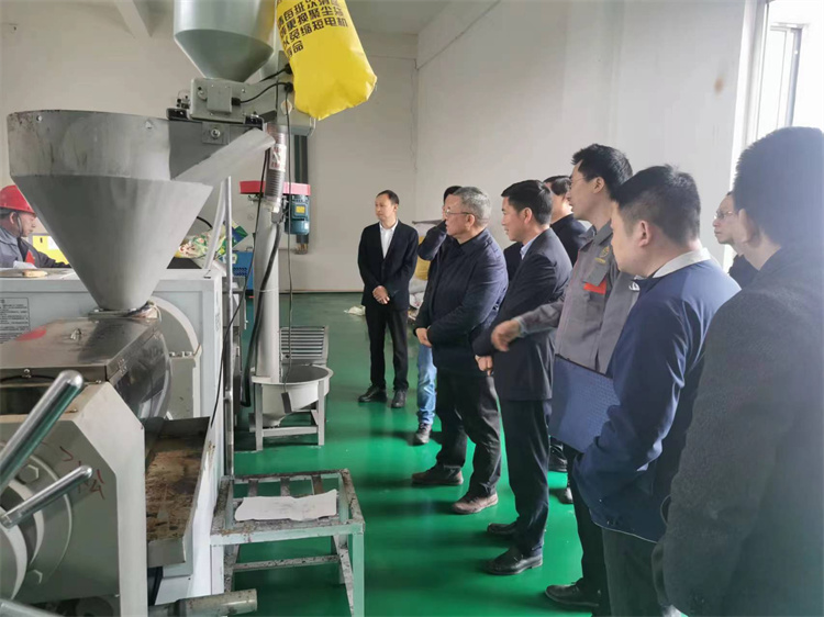 供銷社黨組副書記、監(jiān)事會(huì)主任張強(qiáng)一行到四川供銷西南冷鏈物流基地調(diào)研