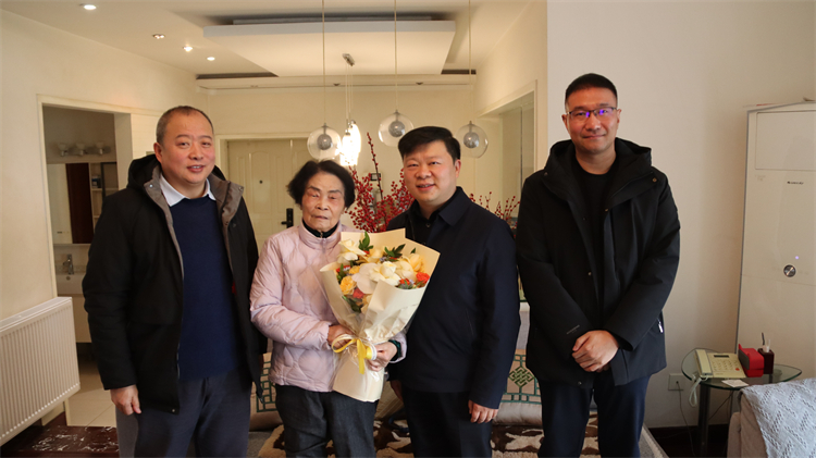 寒冬送暖意 關愛潤心田 —— 集團公司領導走訪慰問老同志